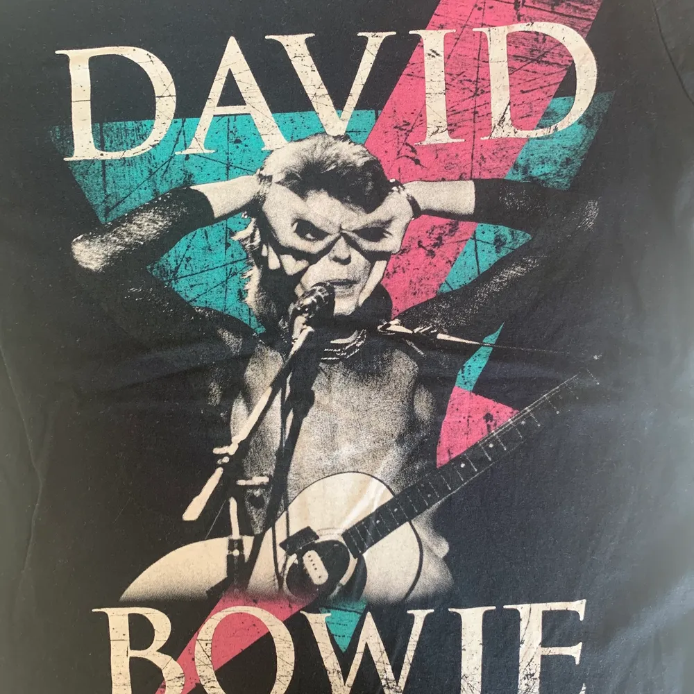 en David Bowie t-shirt i storlek S! superfin, mycket bra skick ❣️❣️ kan mötas upp i Uppsala, annars betalar köparen för frakten 🥰. T-shirts.