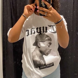 Tupac T-shirt  - Intressekoll på denna skit snygga och balla  Tupac T-shirten. Endast testad och lappen är kvar . Säljs pga att jag fick en annan liknande T-shirt. Storlek M och är overzise 