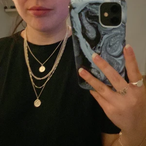 halsband - säljer detta jättefina halsband som jag köpte på glitter för flera år sedan! silverpläterat😊 det är ett halsband totalt med alla fyra kedjor på. frakten ligger på 26kr