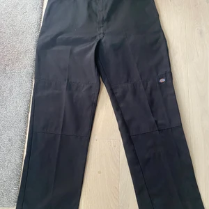 Double Knee Work Pant - Loose fit Dickies work pant byxa. Straightfit  Super fint skick, använda fåtal gånger. 
