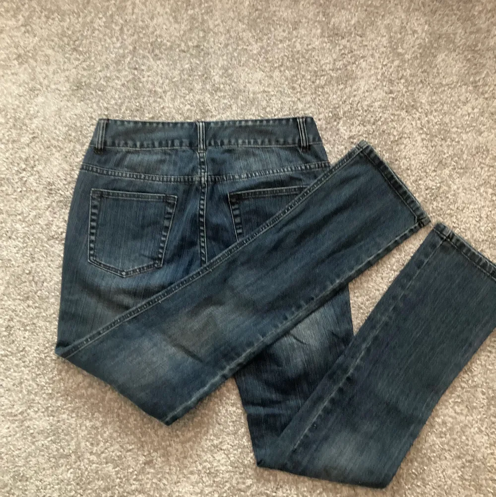 Ett par lågmidjade jeans köpta sekundhand och aldrig använt.💙. Jeans & Byxor.
