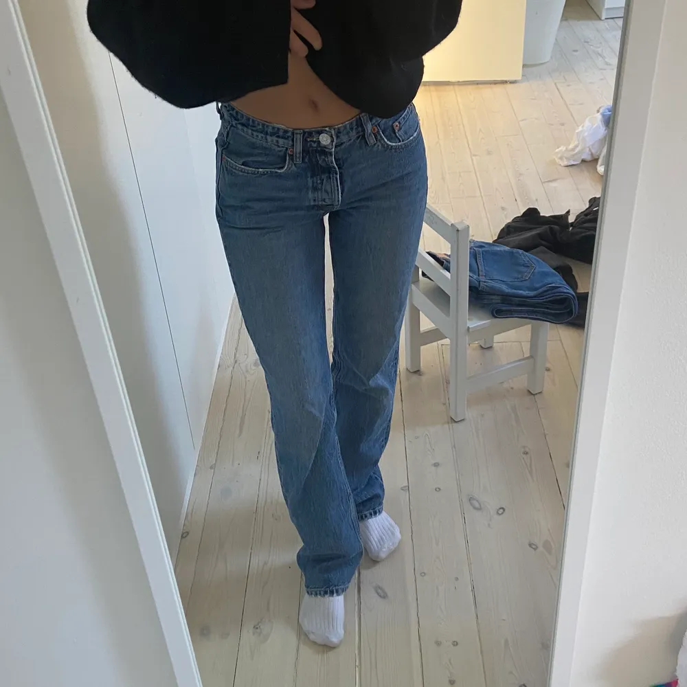 Snygga lowwaist Zara jeans i strl 36. Farkut & Housut.