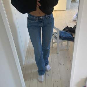Snygga lowwaist Zara jeans i strl 36
