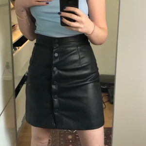 Skinn kjol - Super fin skinn kjol som passar till fest och vardag! 🌸