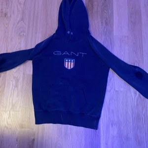 GANT tröja - En vanlig GANT tröja med luva. Den är sönder på Boda armbågarna