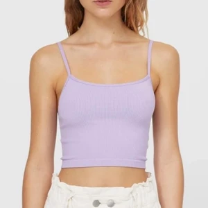 Lila topp - Ribbat linne i croppad modell, från stradivarius (zalando). Strl S men är ganska liten i storlek.