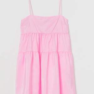 Säljer denna fina rosa klänning 💕💕💕💕 kan även tänka mig byta på något 