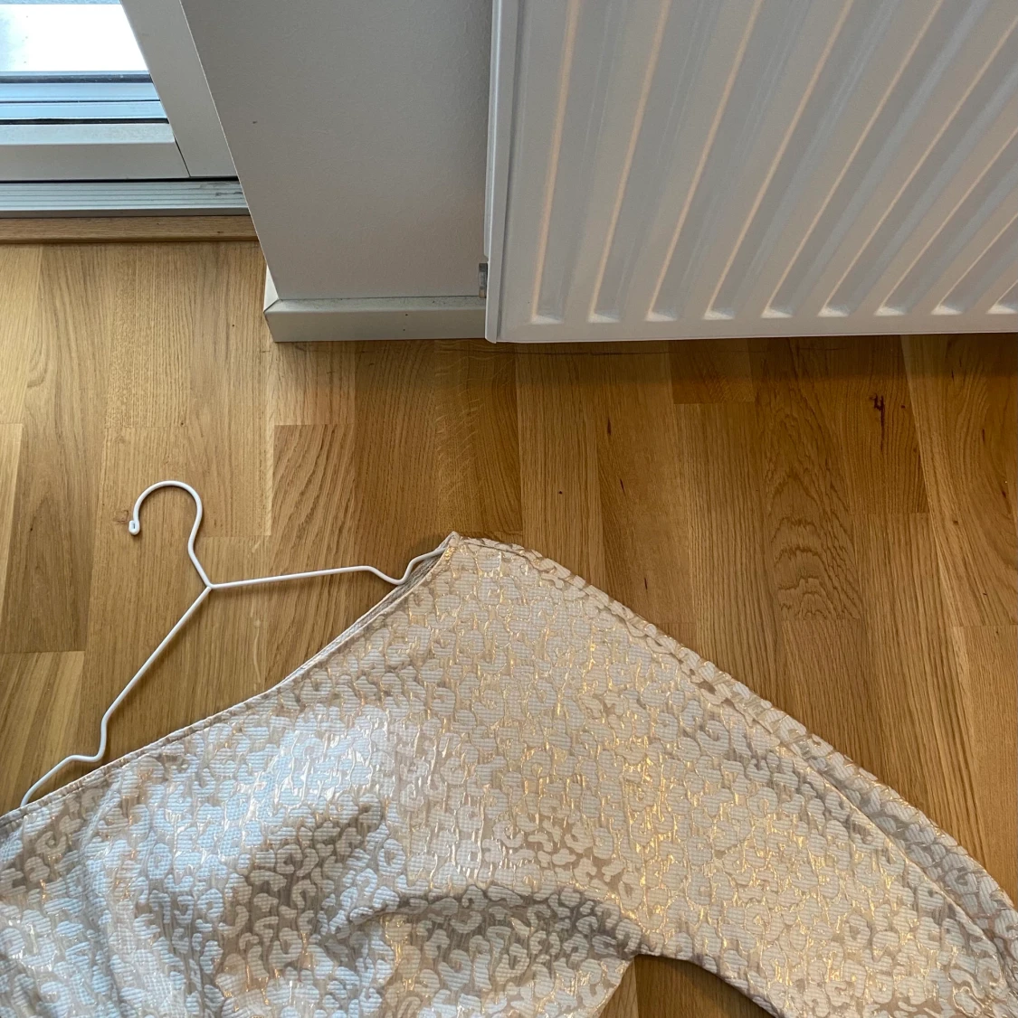 One shoulder topp i guld och vitt 