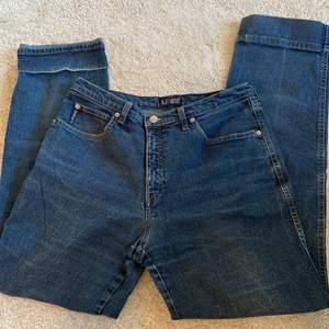 Riktiga vintage Armani Jeans, använda fåtal gånger. De är comfort fit så de sitter på, startpris är på 800kr