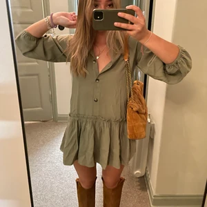 Grön klänning🥰 - Den finaste långärmade gröna klänningen som finns! Sååååå najs till sommaren😍