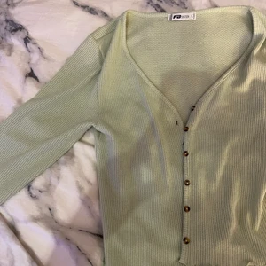 Grön kofta - Supersöt pastellgrön kofta