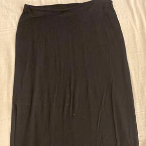 Säljer 3 klädesplagg En svart kjol i storlek L från Gina Tricot endast använd en gång nypris 300 kr. En croppad tanktop från H&M storlek L,endast testad annars aldrig använd. nypris 50 kr. En topp med snörning i ryggen i storlek L från H&M,endast använd 1