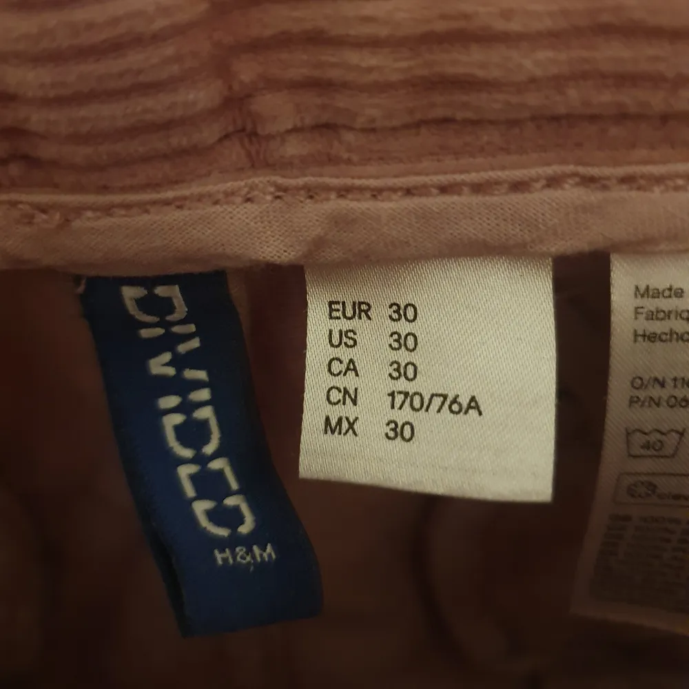 Rosa manchester shorts från H&M. Använda ett fåtal gånger. Frakten ingår i priset.. Shorts.
