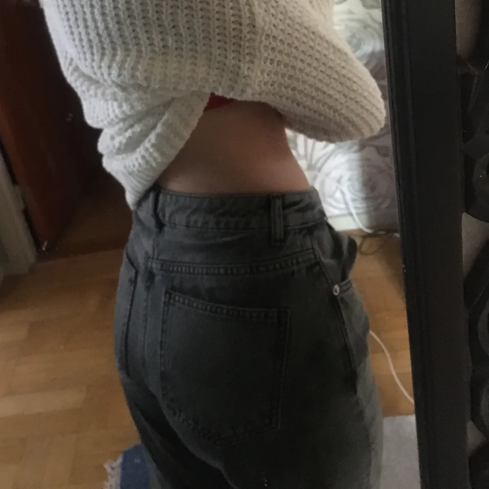 Säljer dessa byxor ifrån nakd som sitter bra och är långa i benen på mig som är 170, skriv på dm vid intresse eller i kommentarerna vid frågor 💗. Farkut & Housut.