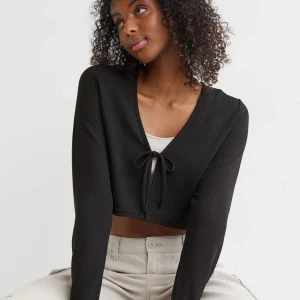 Kofta med knyt  - Jätte fin kofta med knytning, den är från boohoo och är i stlk 36 men passar 32-36 skulle jag säga , jätte skön och fin , kan frakta men köparen står för frakten 😊