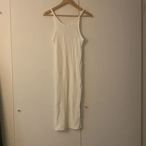 Vit ribbad långklänning str. S från Zara - Använd fåtal gånger, bra skick. Ribbad och relativt tajt.