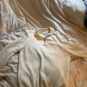Half zip från zara storlek L - Väldigt skön och snygg tröja, den är i nyskick, vill få den såld eftersom den är för stor