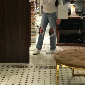 Håliga jeans - Jeans med hål i som är perfekta till sommaren och våren. Säljer då de aldrig kommer till användning, köpt de på plick. Pris kan diskuteras