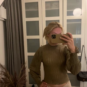 Två glittriga tröjor - Två glittriga tröjor, bild nummer 1 är lite genomskinlig men inte för mycket, storlek XS från BikBok. Bild 2 är tjockare, storlek M från Monki.