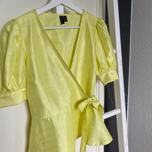 Gul neon blus/topp - Säljer denna as coola och snygga blus/topp fem vero moda. Slutsåld i butik. Passar riktigt bra nu till sommaren och fest. Storlek S💕 