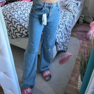 Zara jeans - Zara jeans i storlek 38! Jättefina och helt oanvänd! Nypris-399kr 💕