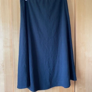 Svart kjol - Svart kjol i mjukt tyg. Storlek M.