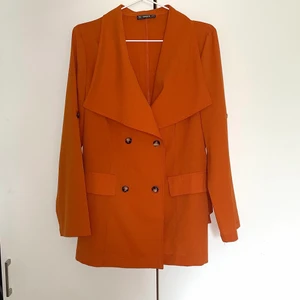 Blazer - Brunt orange blazer 🧡 Lätt material som passar i sommaren 🧡 Storlek är S men den är lite oversized så passar som M också 🧡