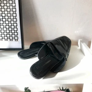 Skor / Slippers / Lackade / Strl 37 - Köpta i London 2017.