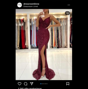 Balklänning - Klänningen är köpt från dressroom för 5500kronor. Använd endast en gång på balen. Storlek 34/36 helt felfri. Finns i göteborg men kan även fraktas. Mitt pris är 2500kr