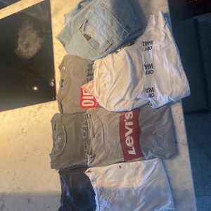 Paket i bra skick med Tommy Hilfiger, Levis, Diesel, Vans, Vailent - - 2st Tommy Hilfiger t-shirt 14/16yr 164/176 (1 vit 1 mörkblå)  -1st vit tunn långärmad Vans tröja med tryck på framsida samt ärmar 1st grå långärmad Diesel tröja (Medium) - 1st grå Levis t-shirt (Medium) -1st grön Marc o polo t-shirt (Medium) - shorts L 