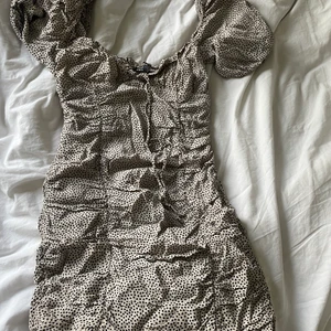 Zaraklänning - Kort, snygg klänning! Från zara, sitter snyggt på kroppen  💖