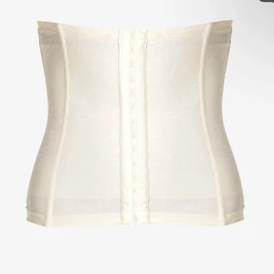 Mönstrad korsett! - Säljer denna korsett topp i något blommönster. Använd fåtal gånger. Köpt från märker maidenform på zalando! 🫶