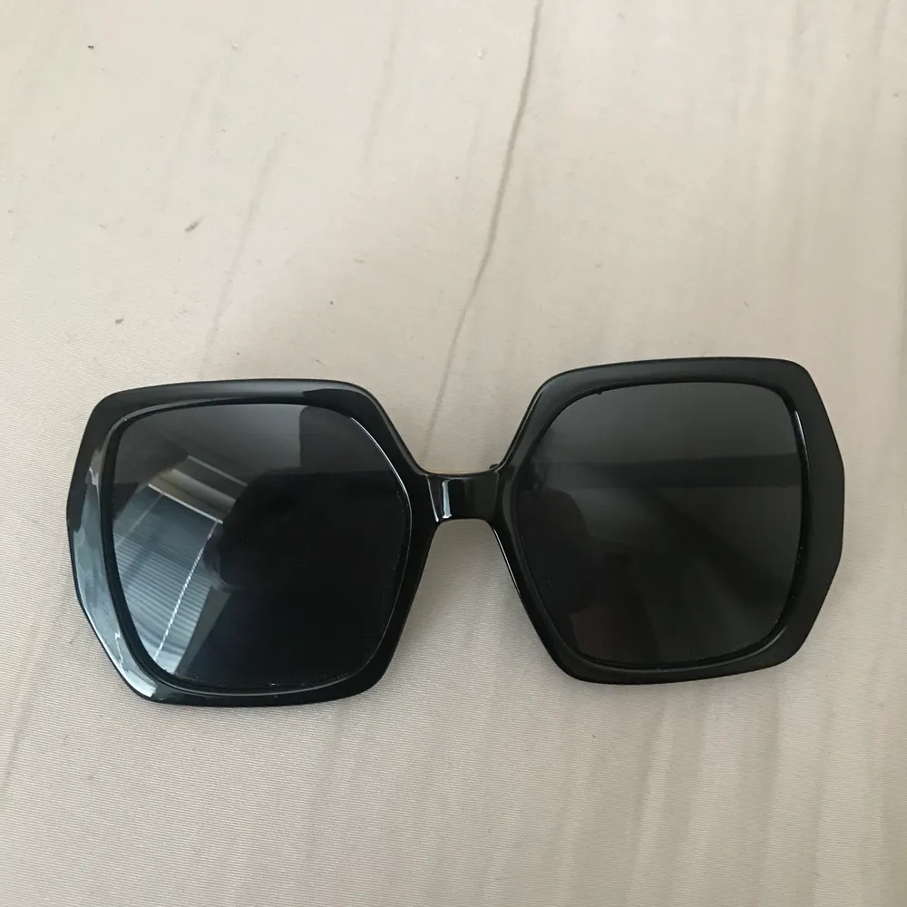 70 tals solglasögon från asos som är helt nya, bara använda en gång och i bra skick. Köpta för 99, köpare står för frakt!. Accessoarer.