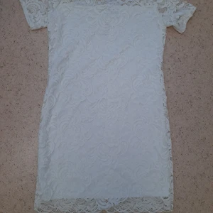 Vit klänning - Enkel vit klänning med spets, aldrig använd med tagg kvar.