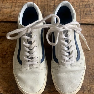 Vans Old Skool - Säljer ett par Vans i storlek 36,5   Använda men ändå i bra skick! 🧚🏼‍♀️ Skickar när jag ser pengarna på mitt konto 