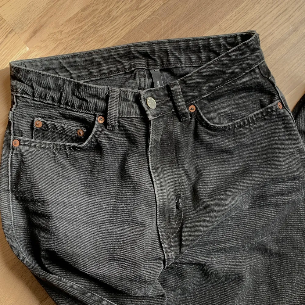 Säljer ett par jeans från Weekday i modellen Row och färgen Echo Black 🤭 Använda men personligen tycker jag dom fått en snyggt använd touch, en liten slitning fram vid gylfen. Storlek 26/32! . Jeans & Byxor.