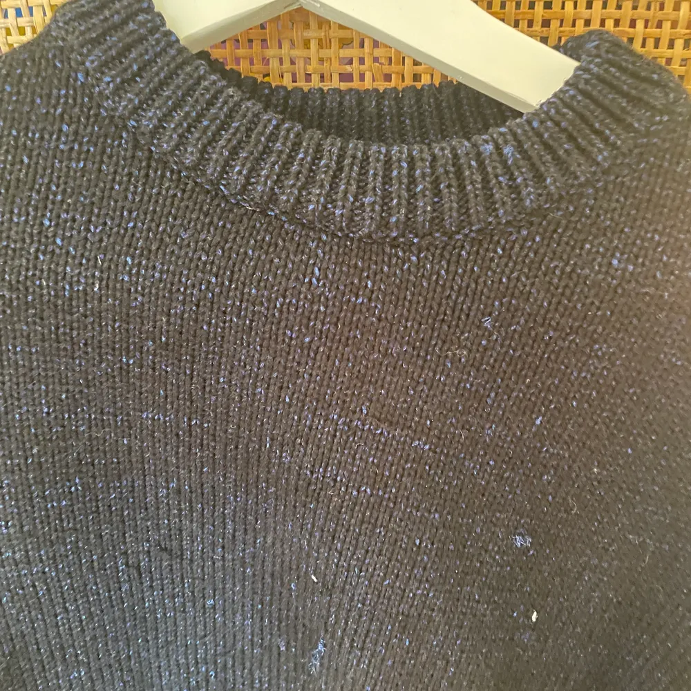 Snygg stickad tröja från Cos (stl s) blå svart är färgen . Tröjor & Koftor.