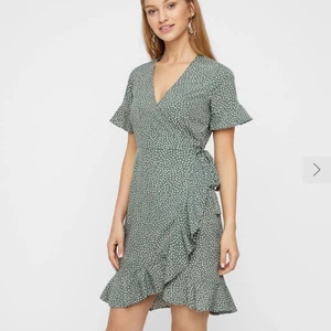 Omlottklänning - såå fin och somrig omlottklänning från Vero Moda. Säljer då den tyvärr knappt kommit till användning. (Använd ca 2 gånger) köpare står för frakt ❤️❤️(första bilden är lånad)