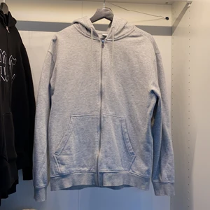 Weekday zip hoodie - Weekday zip hoodie i grå‎ ‎ ‎ ‎ ‎ ‎ ‎ ‎ ‎ ‎ ‎ ‎ ‎ ‎ ‎ ‎ ‎ ‎ ‎ ‎ ‎ ‎ ‎ ‎ ‎ ‎ ‎ ‎ ‎ ‎ ‎ ‎ ‎ ‎ ‎‎ ‎  ‎ ‎ ‎‎ ‎  ‎‎  ‎ Storlek (S) fint skick, köpare står för frakt 