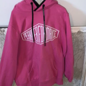 Rosa peak performance hoodie i storlek M - i stort sätt Oandvänd peak performance hoddie med ficka på magen 