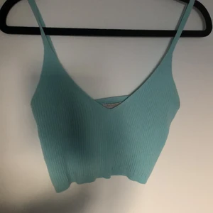 Somrig topp från Pull & Bear - Fint turkost linne som nästan aldrig har använt i nyskick.