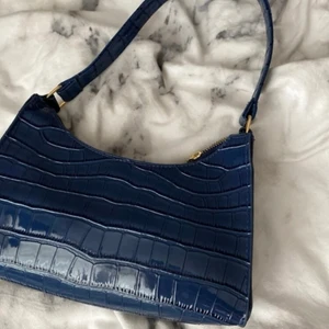 Axelväska - Har råkat beställa två, aldrig andvänd.