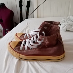 Bruna converse - Ett par bruna converse some tidigare varit vita färgats med tyg färg som tål tvättar.