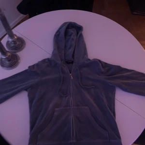 Juicy tröja  - Hej!!  Säljer min fina juicy couture tröja, endast använd 2-3 gånger. Strl Large men passar  bättre till en medium då dom är rätt små i storlek. Den är i en blå/grå färg. Pris kan diskuteras vid snabb affär🌸. (Har spräckt kamera därav dåliga bilder)