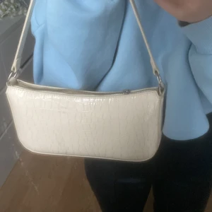 Väska - Söt krämvit väska från hm! Kommer med ett långt band till! 