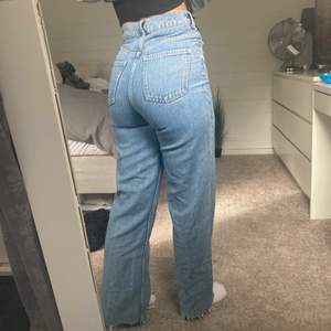ZARA jeans som inte kommer till användning, jag har klippt upp byxorna så dom ska passa min längd. Jag är 158cm och dom passar perfekt.  Jag köpte dessa för 600kr och säljer dessa för 250kr + frakt
