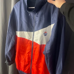 Pepsi jacka - Lite större pepsi jacka i strl S. Inte min typ av jacka så den är aldrig någonsin använd.