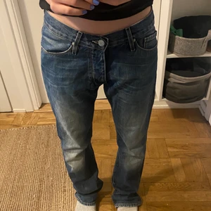 Acne jeans - Lösa jeans från acne som är köpta på Emmaus. Nästan perfekt skick, använda 3 gånger av mig. Låg midja och raka ben. Pris kan diskuteras. Frakt 59kr