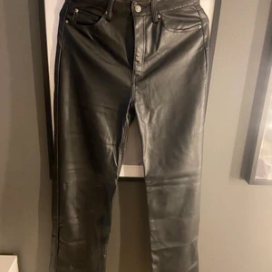 Skinnbyxa - Skinnbyxa från H&M, dem är raka i modellen och kostar ordinarie 349kr