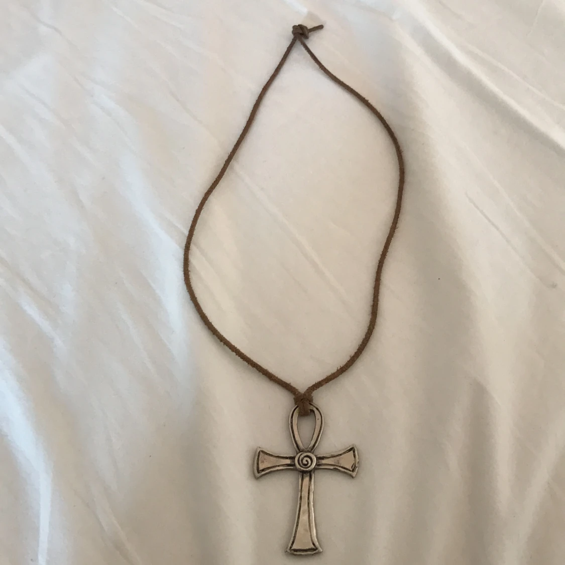 Jätte fint halsband med krys 